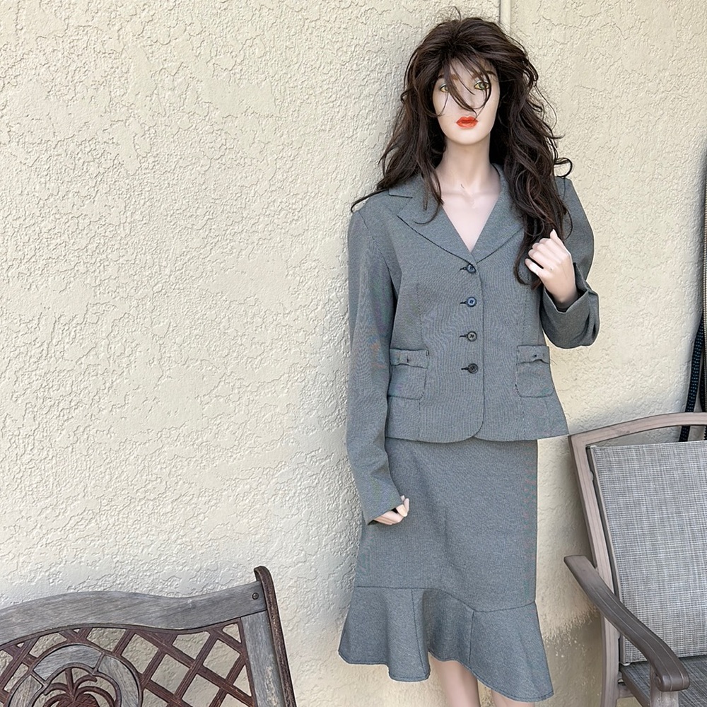 Sweet Suit Women's Career Grey
100% Polyester 2 Piece Skirt Suit
Size 14